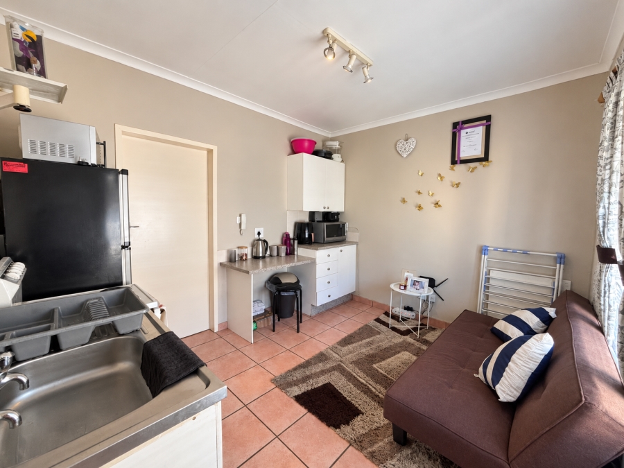 To Let 1 Bedroom Property for Rent in Kannoniers Park North West